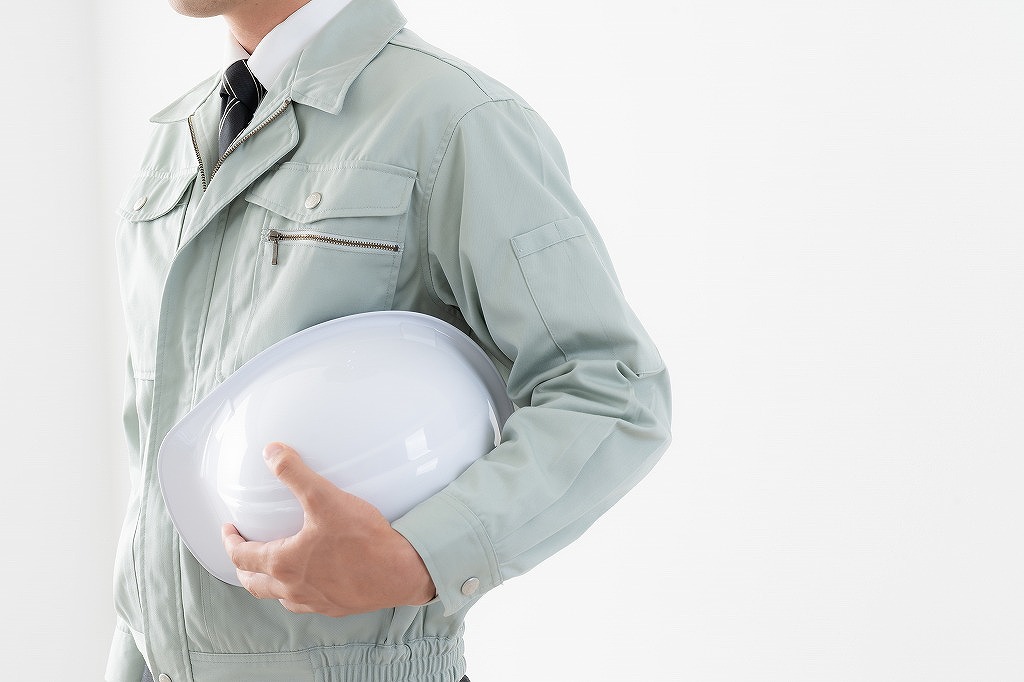 ヘルメットを抱える